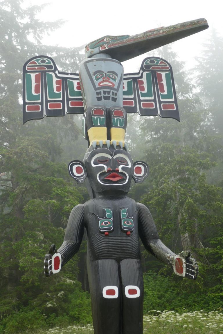 Tsatsinukwomi Totem