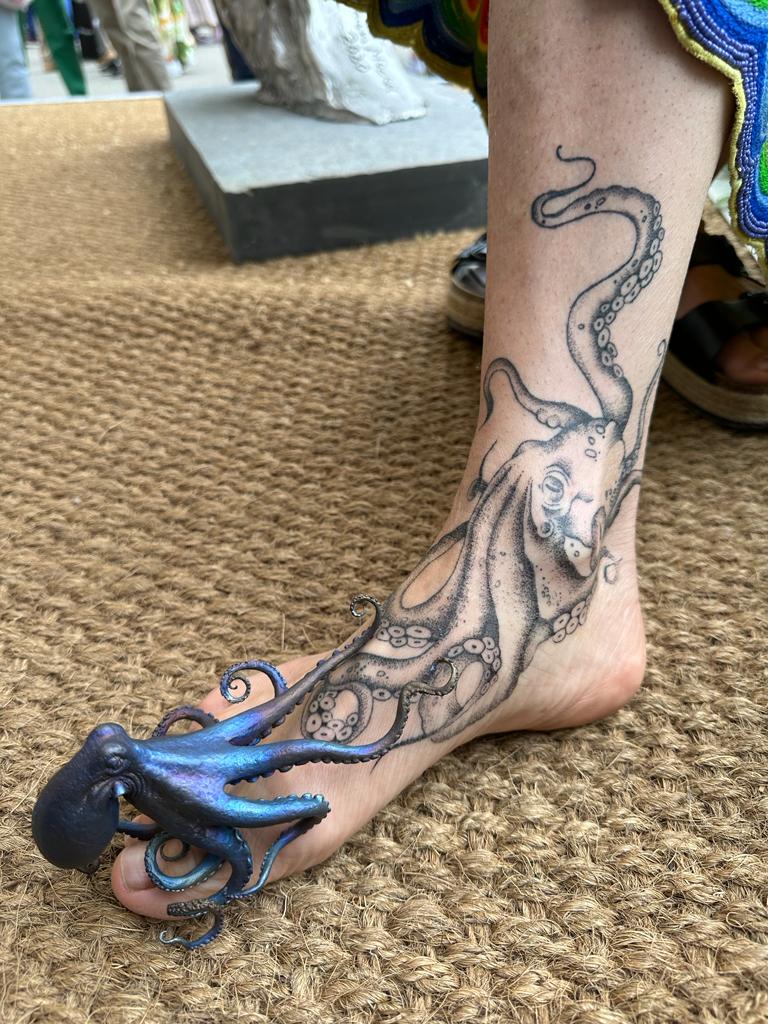 octopus sculpture and tattooed leg at Chelsea
