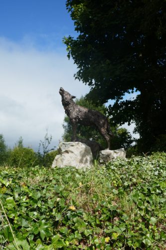Howling wolf sculpture