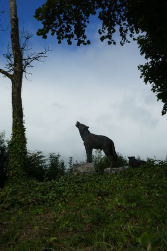 sculpture of wolf howling