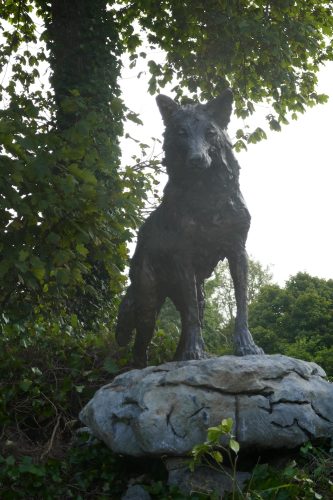 wolf sculpture by Mackie