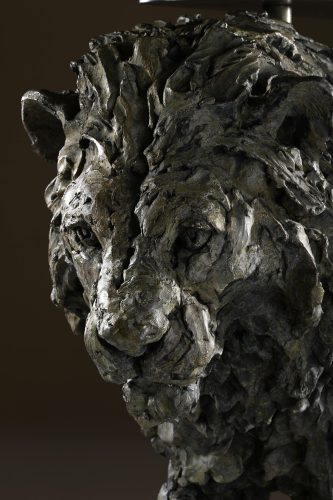 detail lion table